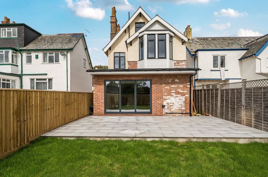 Property photo 1 of 29 Picture No. 05