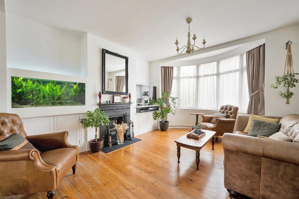 Property photo 2 of 42 Parkland Road, Ig8