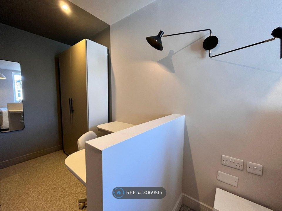 Property photo 3 of 9 Room4