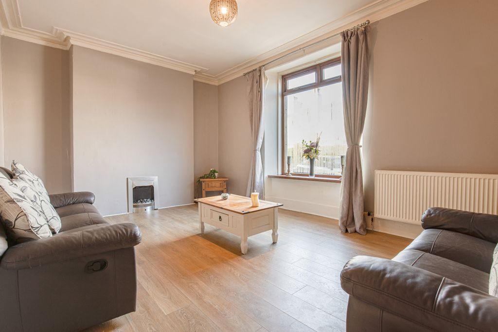 Property photo 3 of 17 Livingangle1