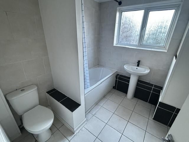 Property photo 2 of 7 Bathroom
