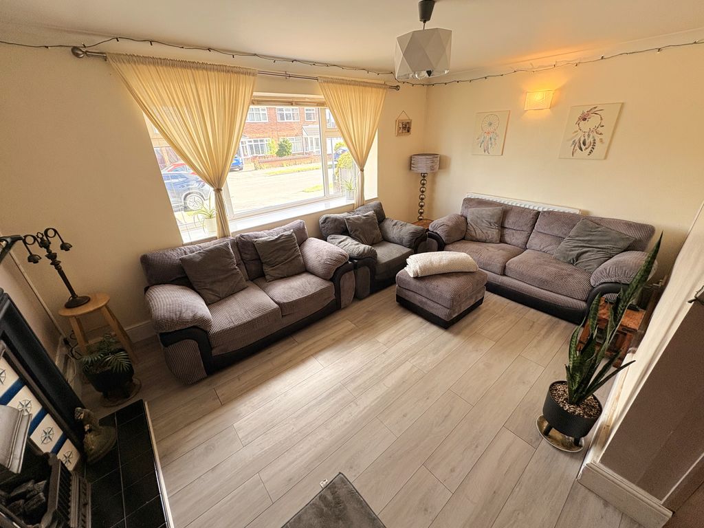 Property photo 3 of 20 Lounge