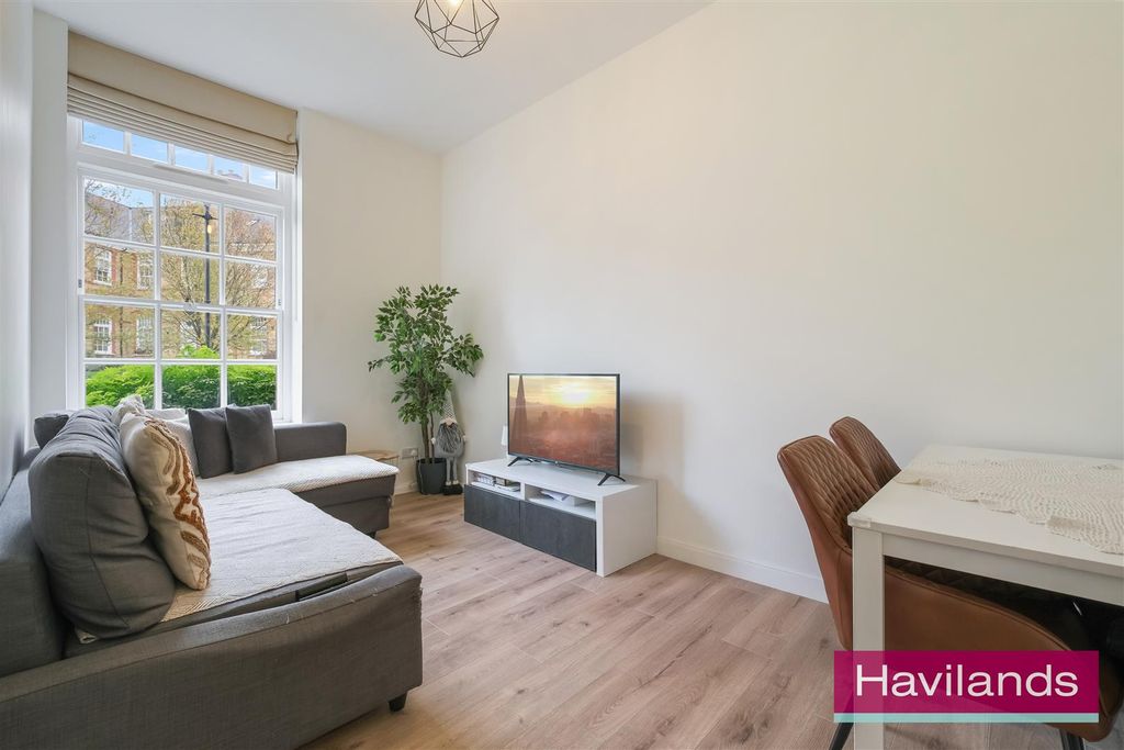 Property photo 3 of 12 Banting Drive-9.Jpg