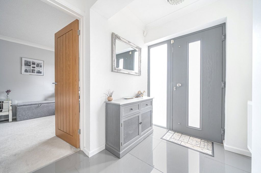 Property photo 2 of 18 Entrance