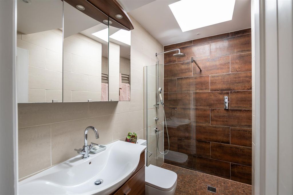 Additional image 19 of 2 bed flat for saleStuart Way, East Grinstead RH19