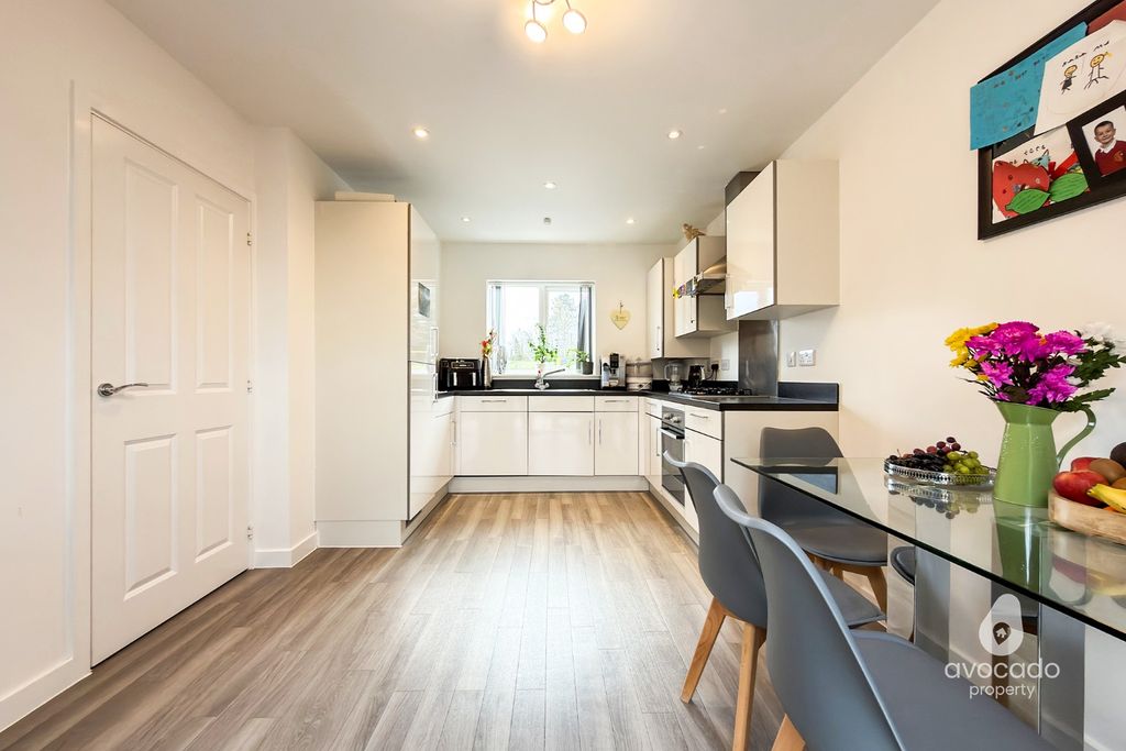 Property photo 3 of 13 4864807