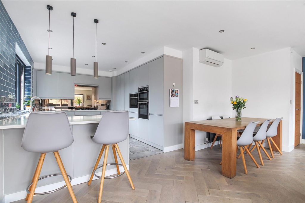 Property photo 3 of 24