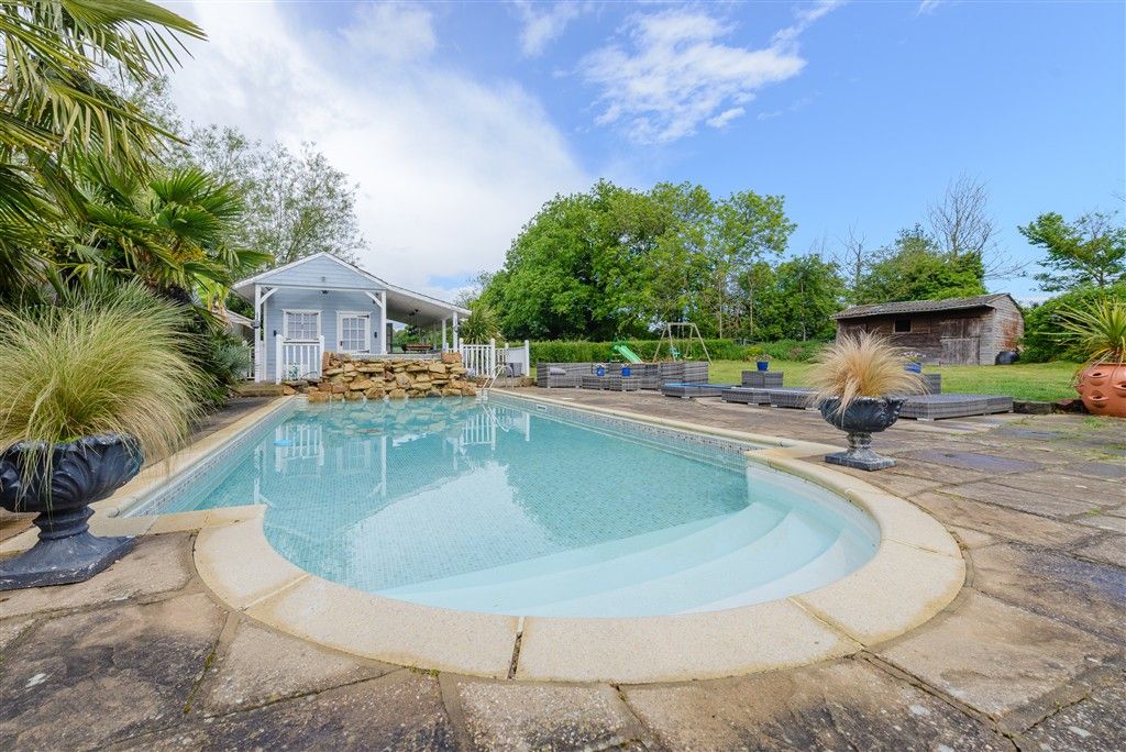 Property photo 3 of 23 Swimming Pool