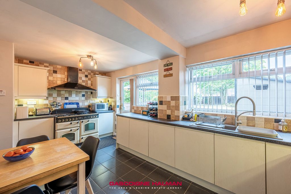 Property photo 2 of 22 Kitchen Breakfast Room