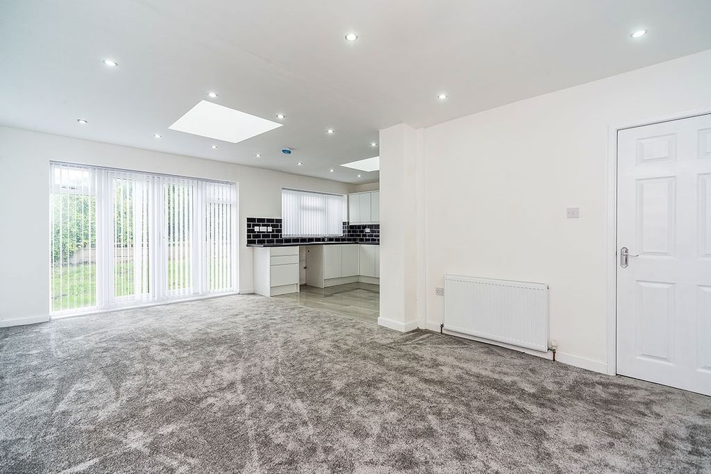 Property photo 3 of 8 Kitchen / Dining Roo