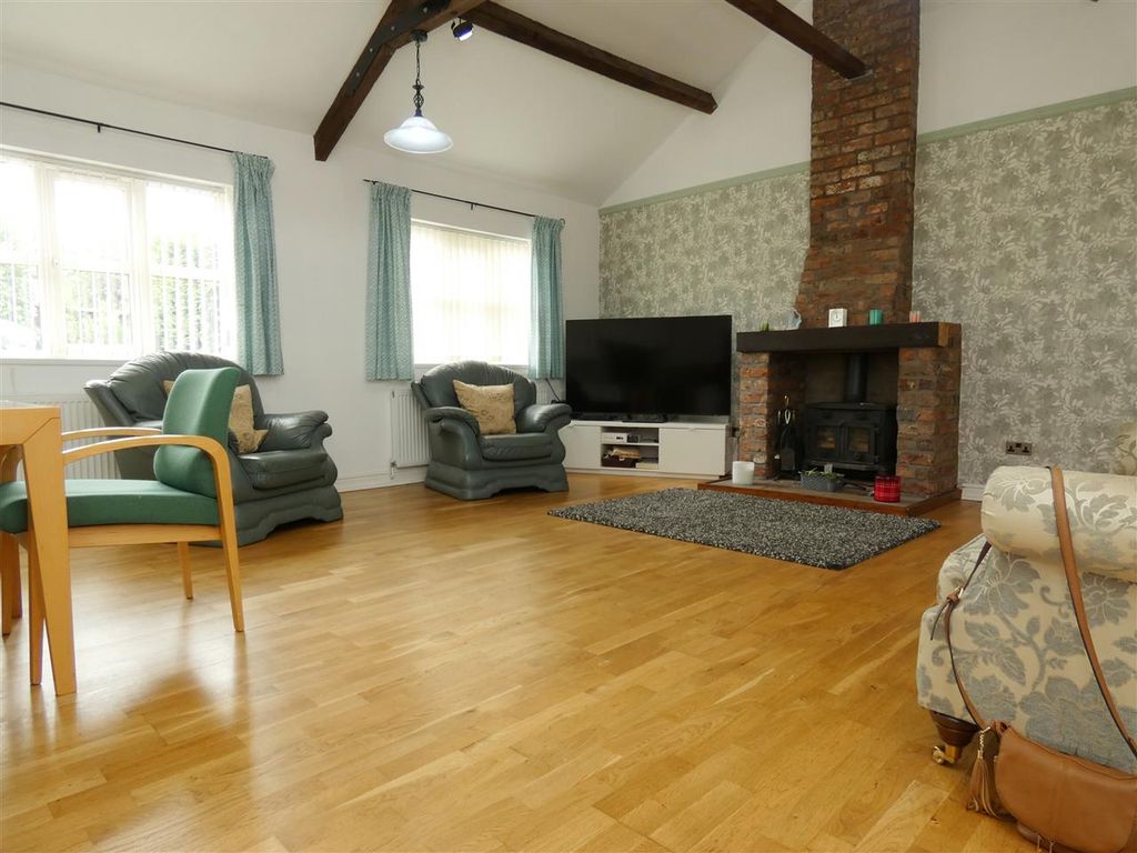 Property photo 3 of 13 Lounge