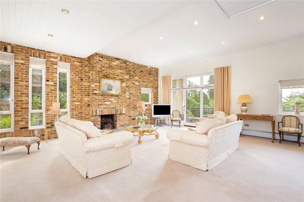 Property photo 2 of 16 Sitting Room