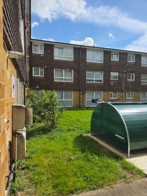 Property photo 1 of 10 2 Bed Flat For Sale Fiske Court, London N17