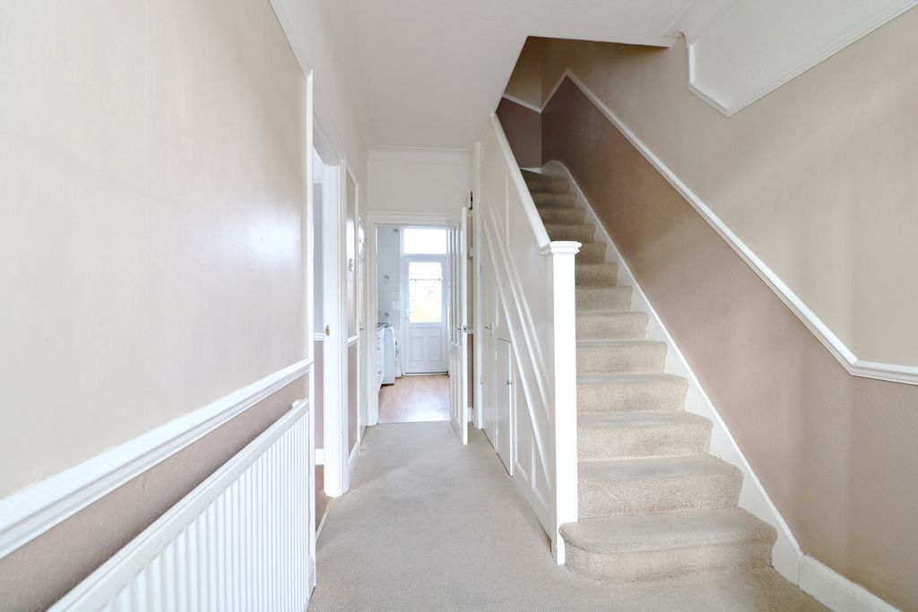 Property photo 2 of 10 Entrance Hall