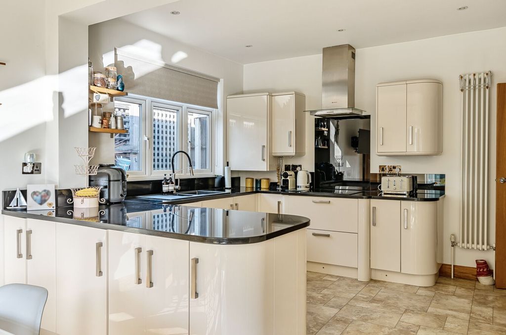 Property photo 3 of 24 Mavis Avenue, Epsom