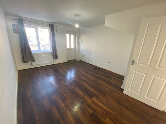 Property photo 3 of 11 Living Room