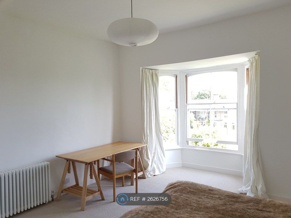 Property photo 1 of 10 Bedroom Desk And Bay Window
