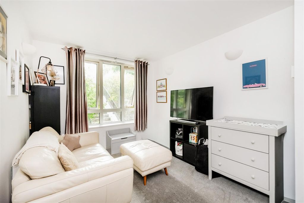 Property photo 2 of 13 6 Eton Court-4.Jpg
