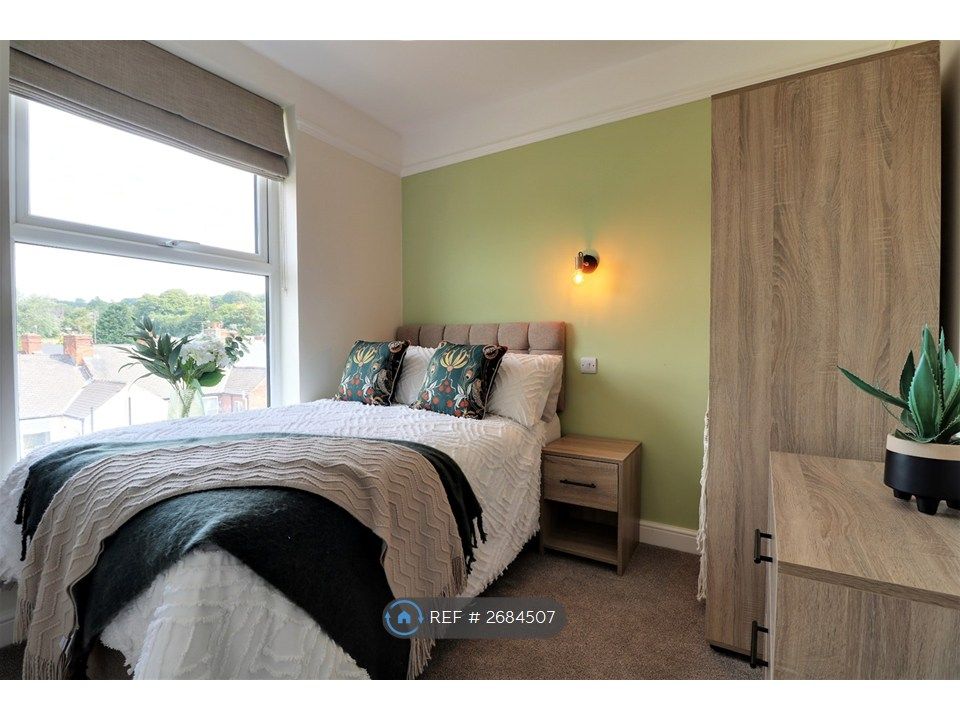 Property photo 2 of 17 Bedroom 1