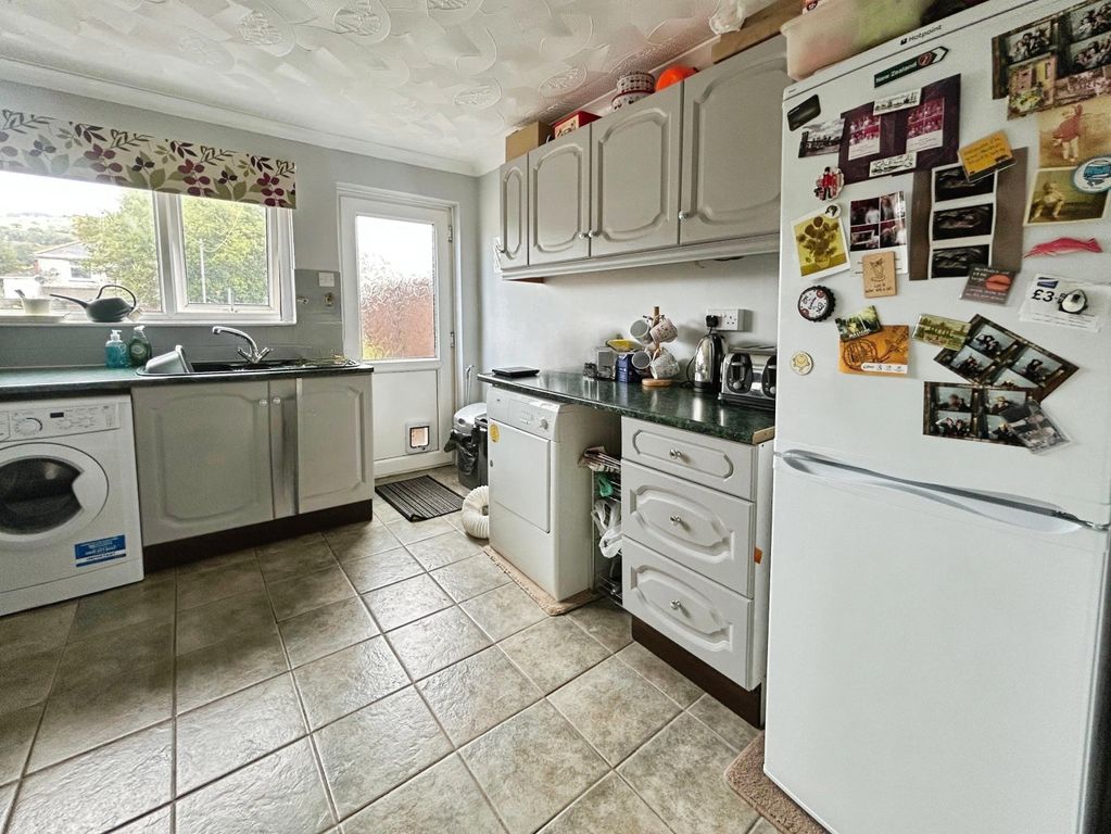Property photo 3 of 12 Kitchen