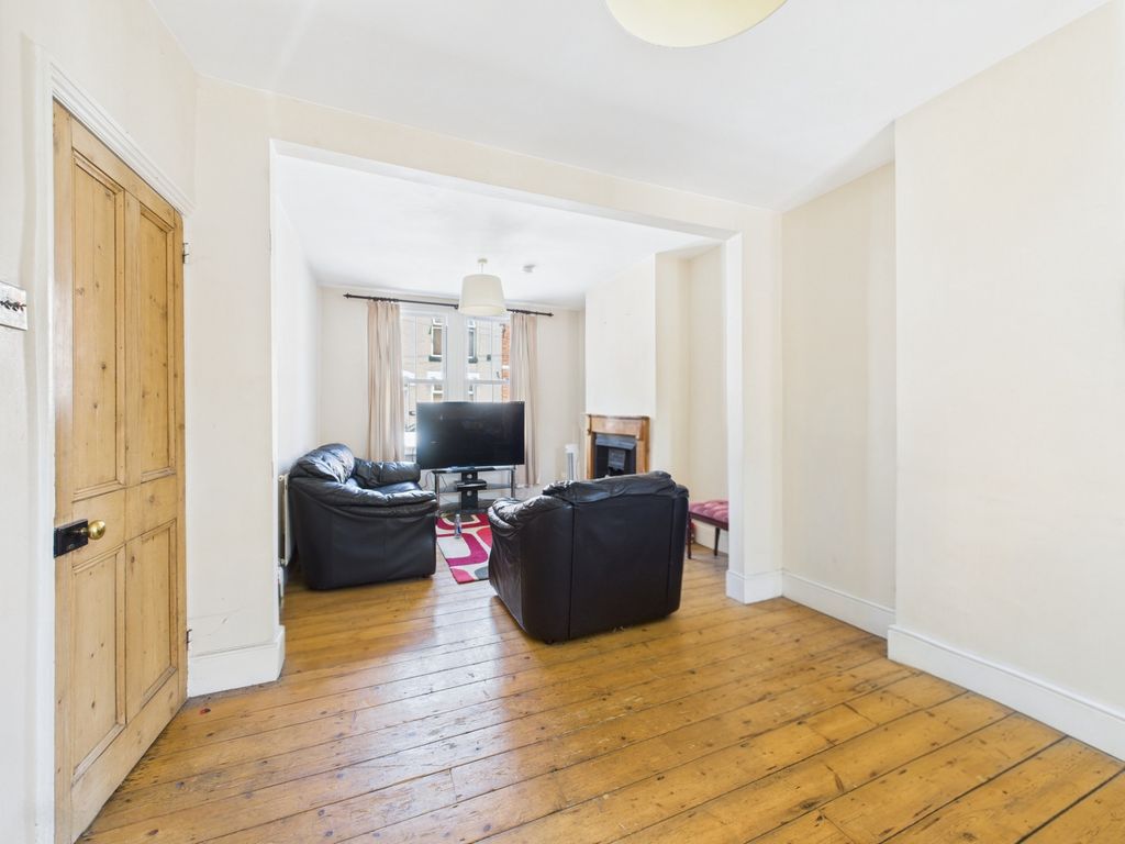 Property photo 3 of 8 Lounge