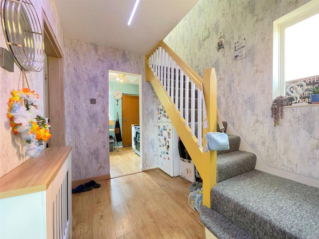 Property photo 2 of 17 Entrance Hall