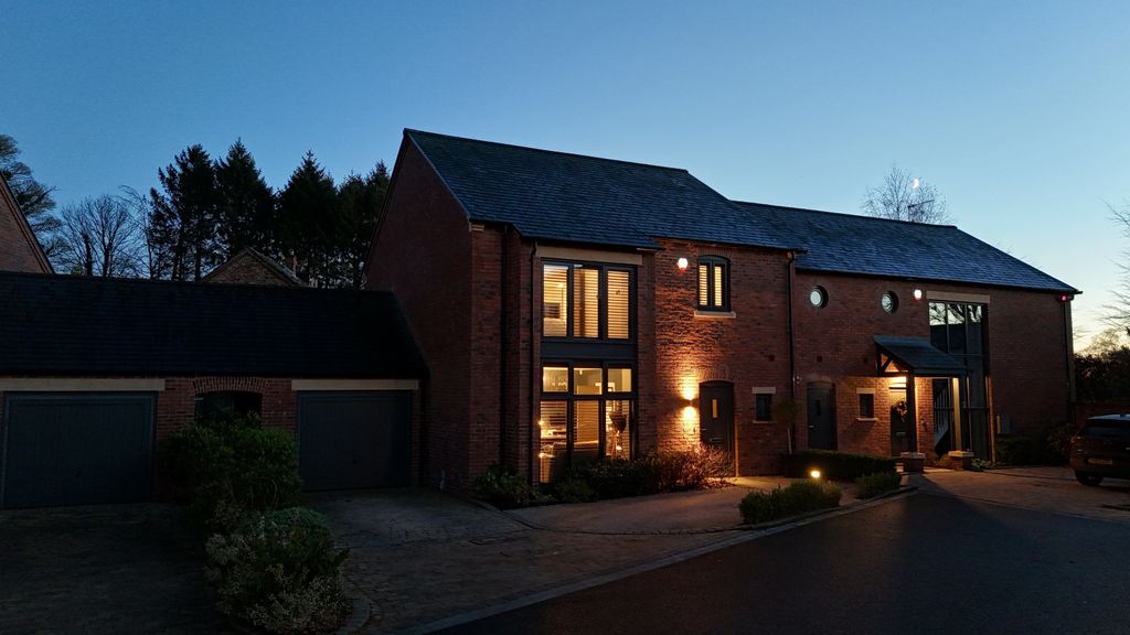 Property photo 1 of 20 Henbury Place, Henbury.