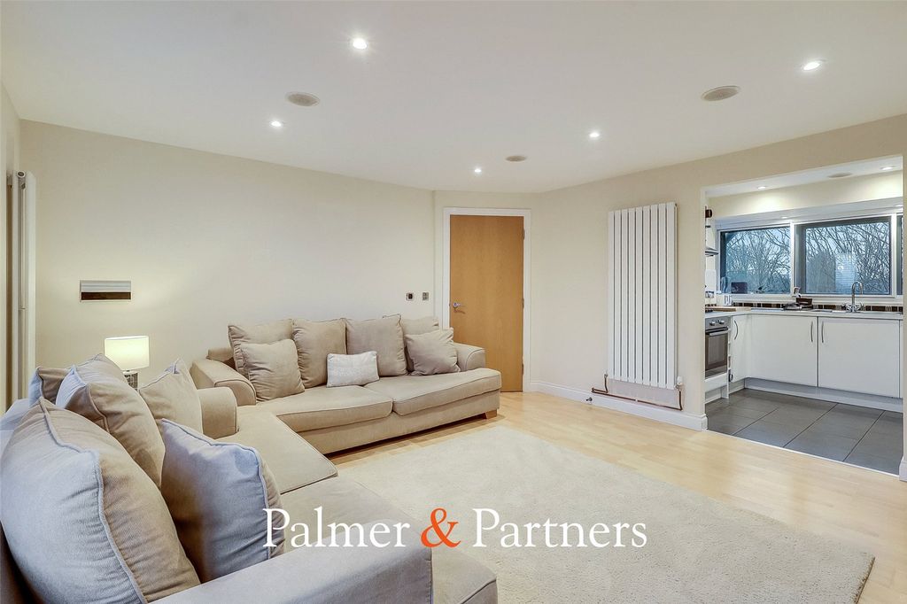 Property photo 2 of 12 Picture No. 11