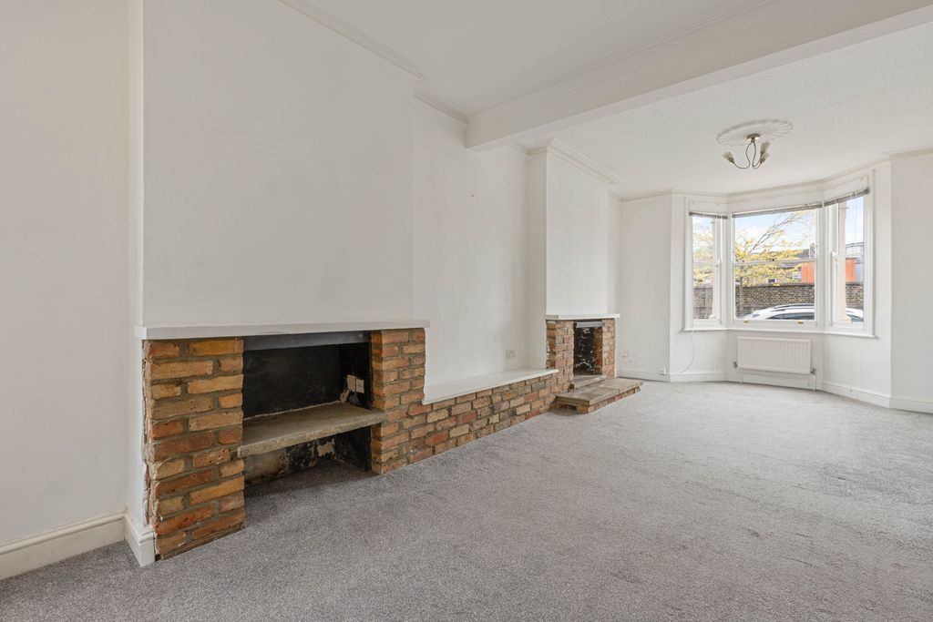 Property photo 3 of 11 21 Rathfern Road, Se6 - 1