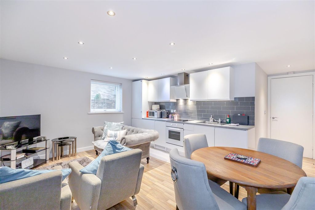 Property photo 2 of 15 8629578-Interior20.Jpg