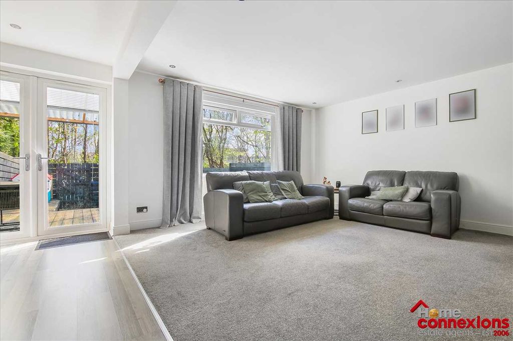 Property photo 2 of 23 Open Plan Lounge Dining (1)