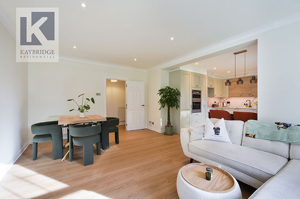 Property photo 3 of 15 Chichester House Queen Alexandras Way, Epsom - Kt19 7Dn