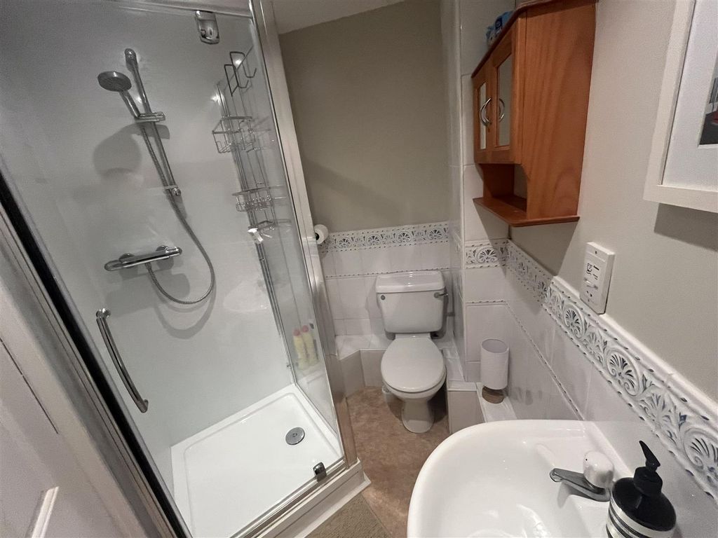 Property photo 3 of 9 Ensuite