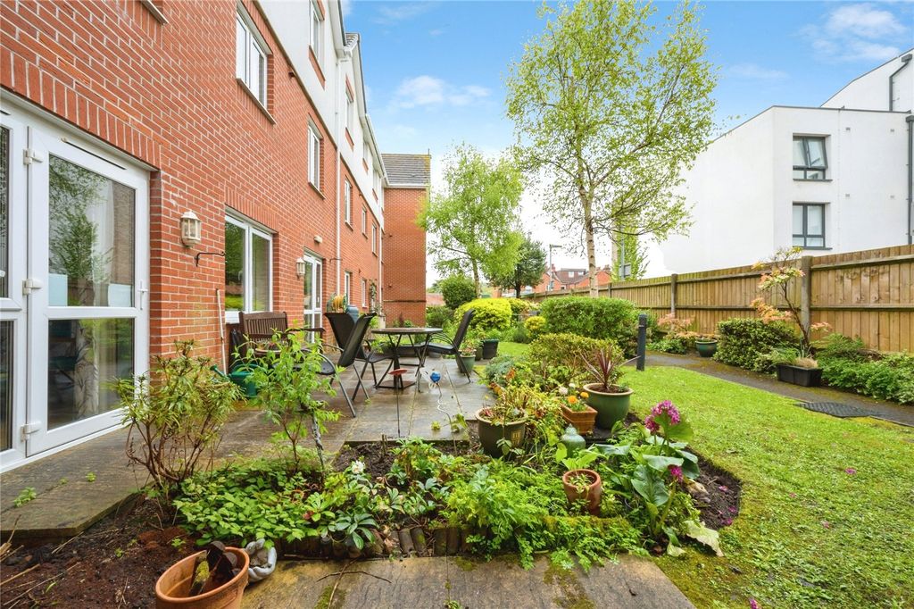 Property photo 2 of 14 Communal Gardens