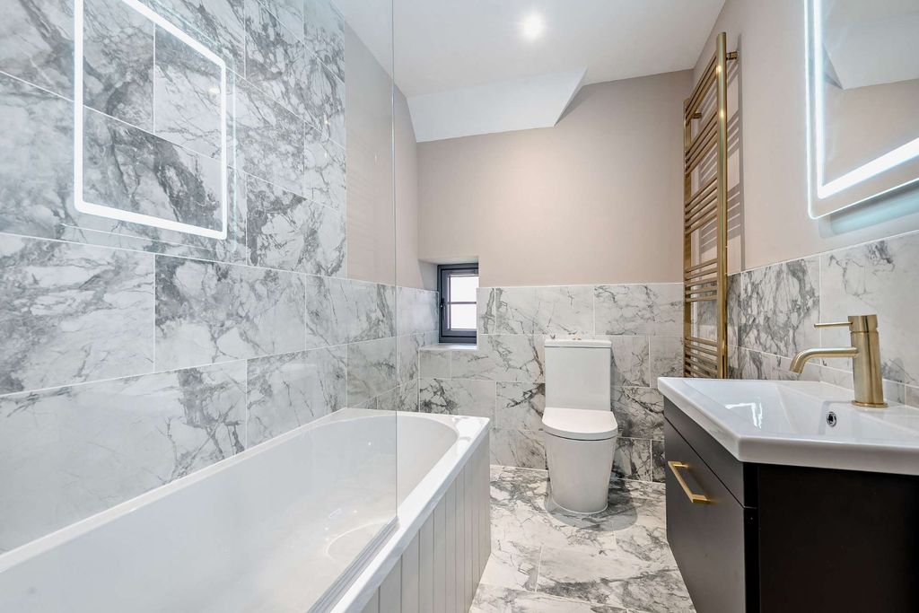 Property photo 3 of 14 En-Suite