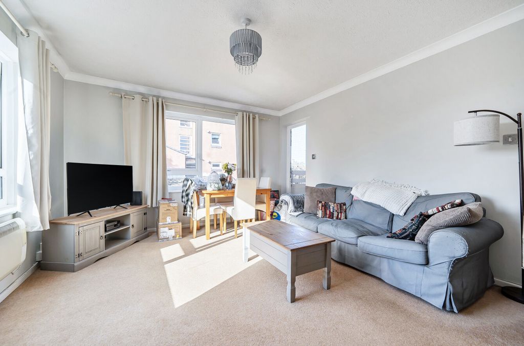 Property photo 3 of 9 Lounge