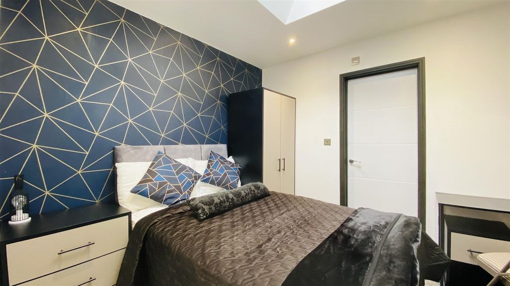 Property photo 1 of 10 Room 2