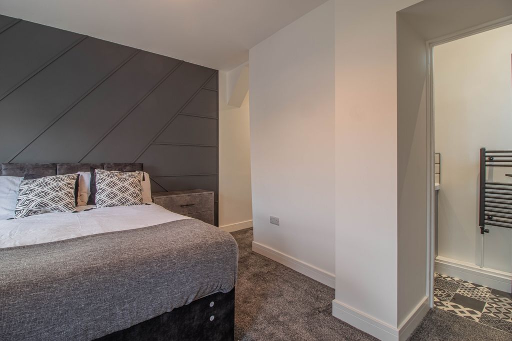 Property photo 3 of 5 Bedroom.2 (1)