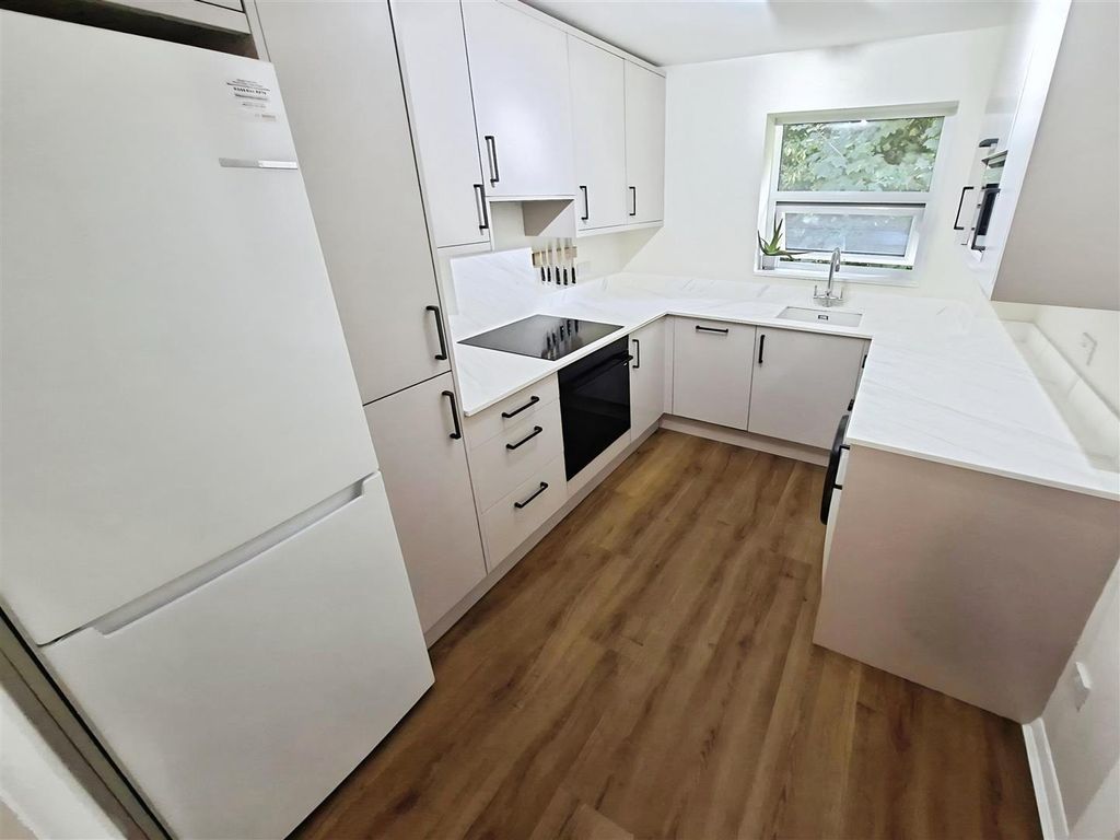 Property photo 3 of 17 Kitchen