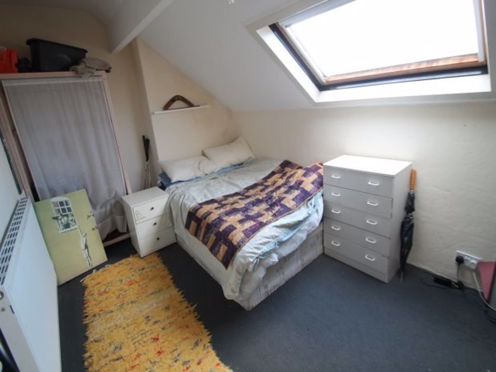 Property photo 3 of 15 A Cozy Bedroom Featuring A Double Bed With A Patte...