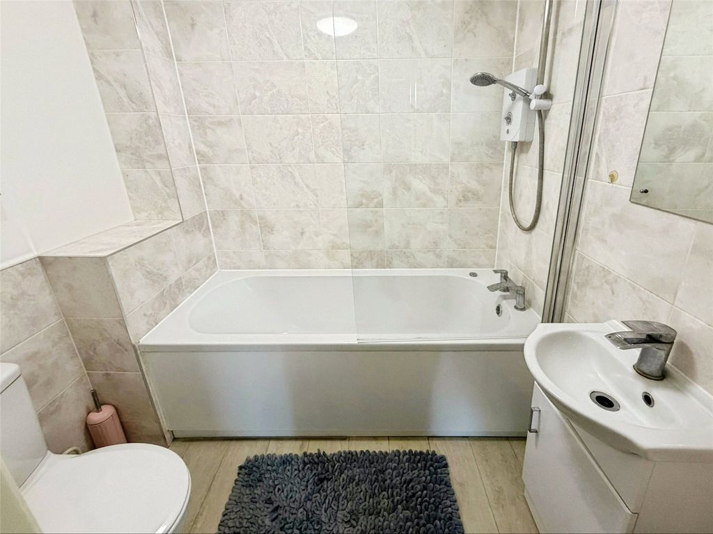 Property photo 3 of 11 Bathroom