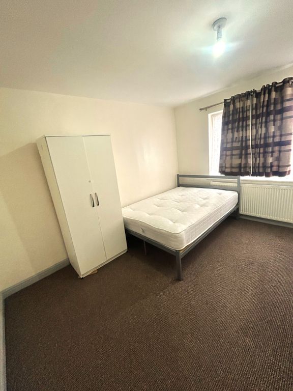 Property photo 1 of 6 Double Bedroom To Let Near Thornton Heath Station (Available Immediately)