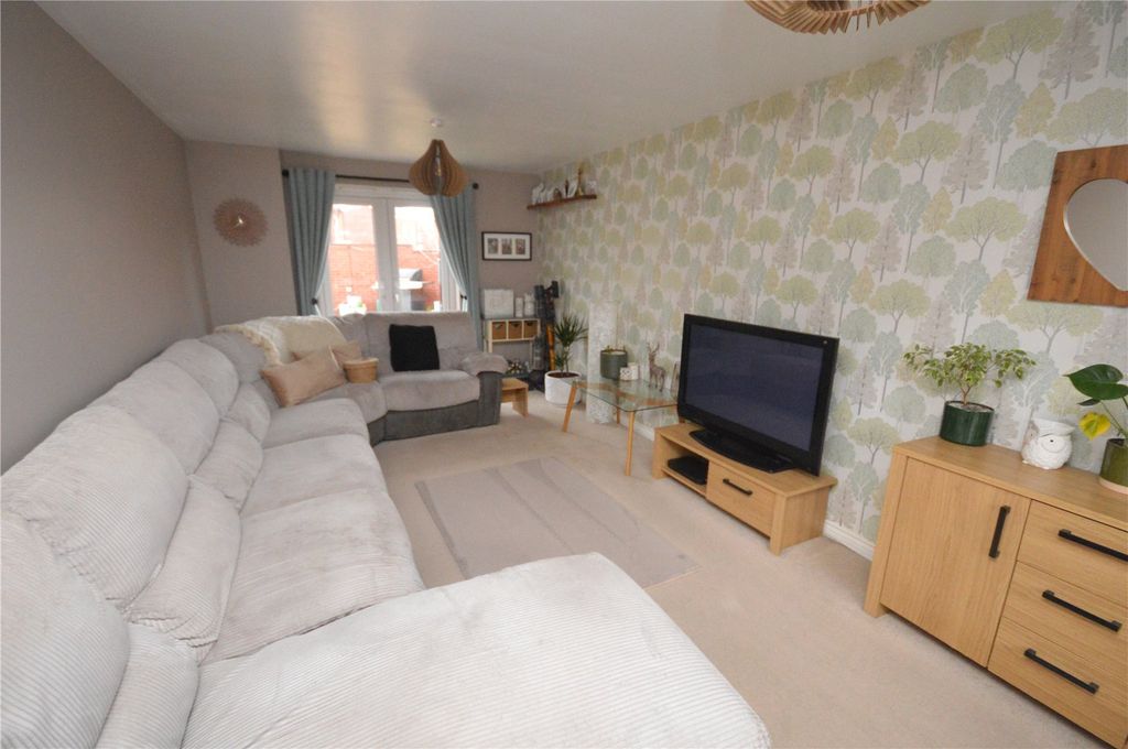 Property photo 2 of 22 Living Room