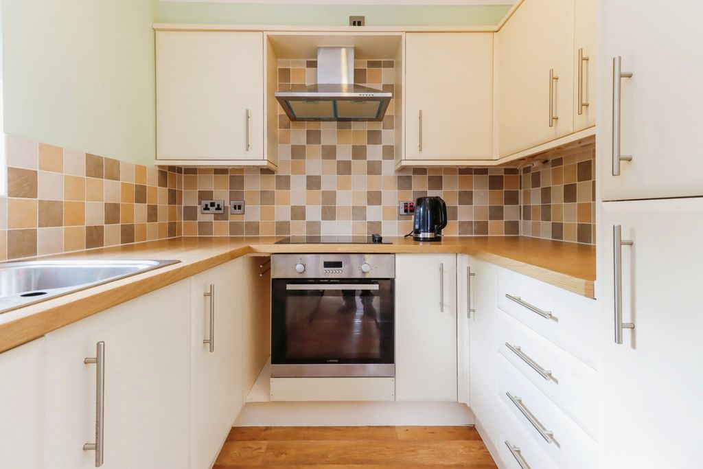 Property photo 3 of 11 Kitchen