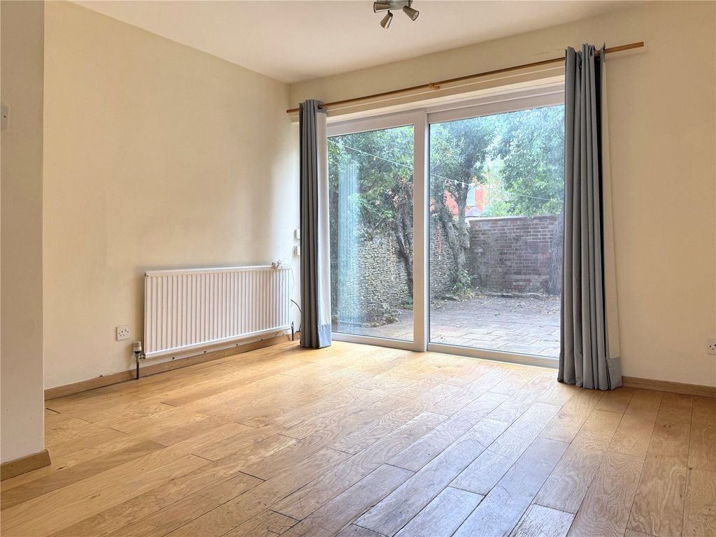 Property photo 3 of 16 Picture No. 12