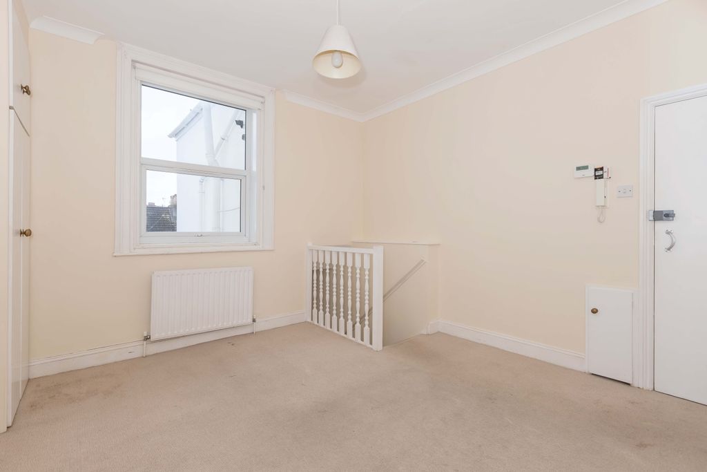 Property photo 2 of 9 Compton Ave_1