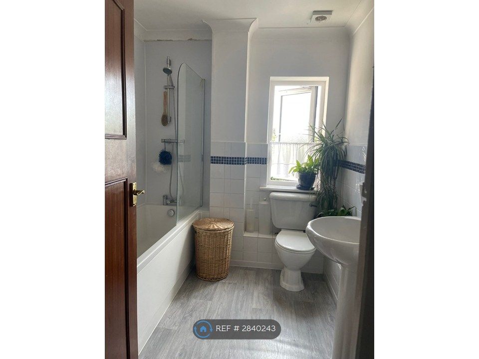 Property photo 2 of 11 Bathroom
