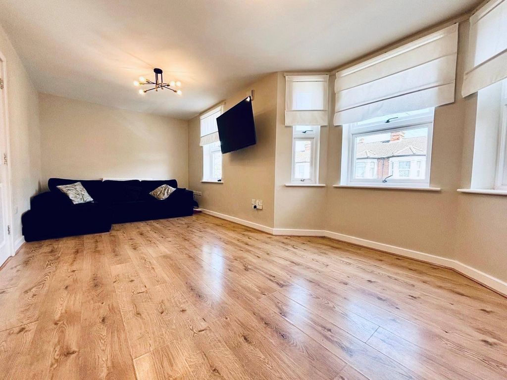 Property photo 3 of 9 Gallery