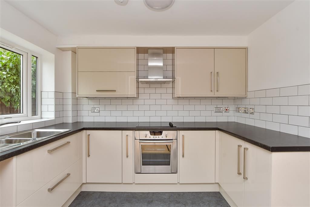 Property photo 3 of 10 Kitchen