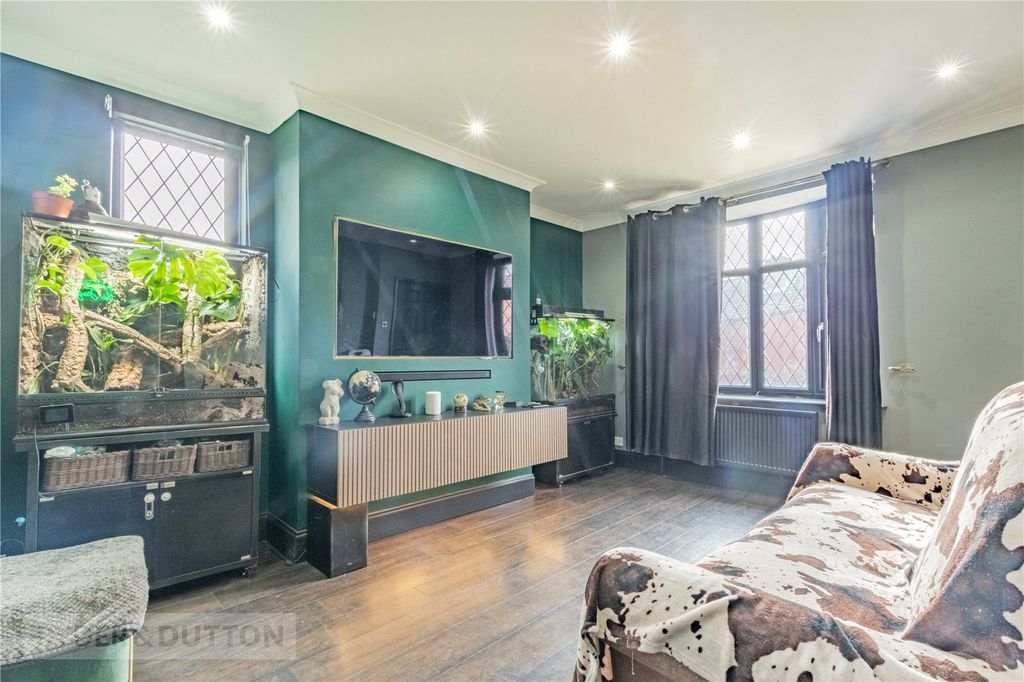 Property photo 3 of 14 Lounge